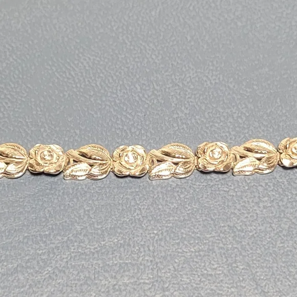 Elegant Sterling Silver Floral Bracelet - Picture 4 of 4